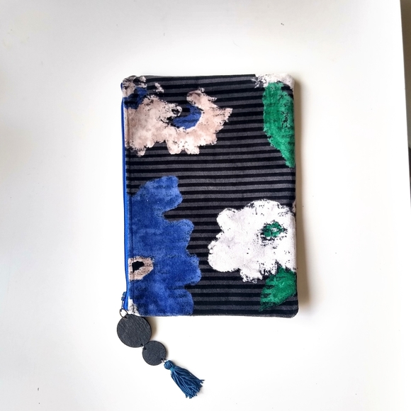 Modern Handmade Floral Velvet Zipper Pouch - Picture 2 of 7